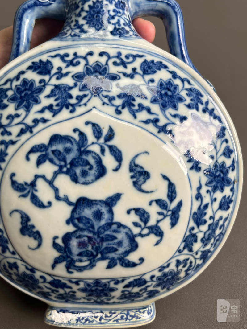 清乾隆  青花缠枝花卉福寿纹抱月瓶 - 图17